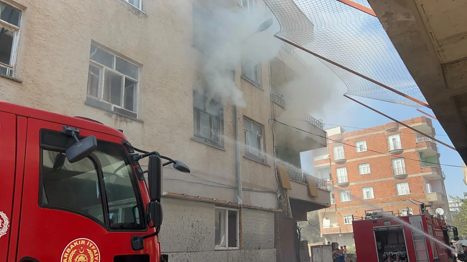 Bismil'de apartman yangını mahsur kalan kadını vatandaşlar kurtardı