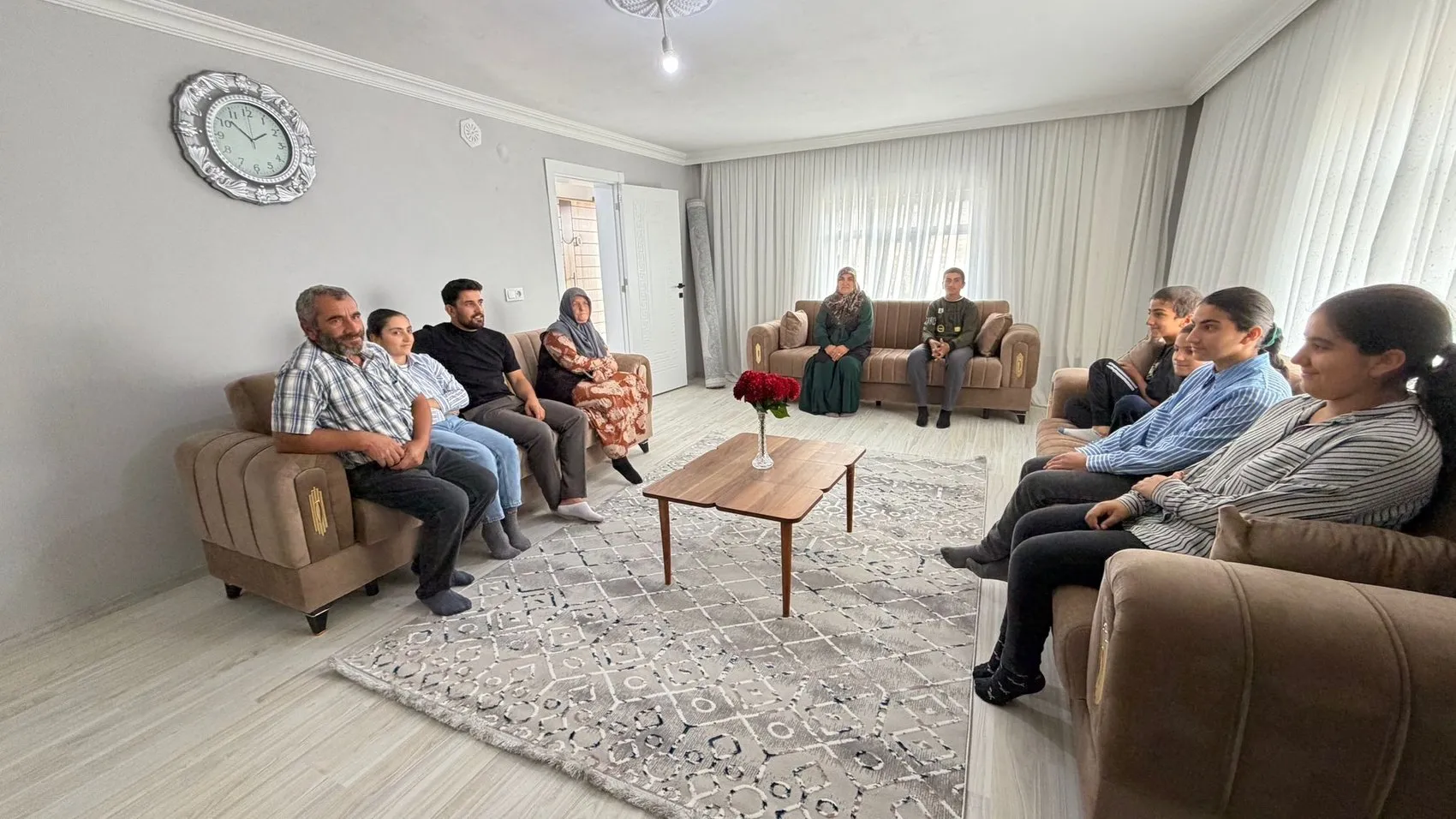 Ağrı'da 9 kişilik aile 80 yıllık harabe evden modern yuvaya taşındı