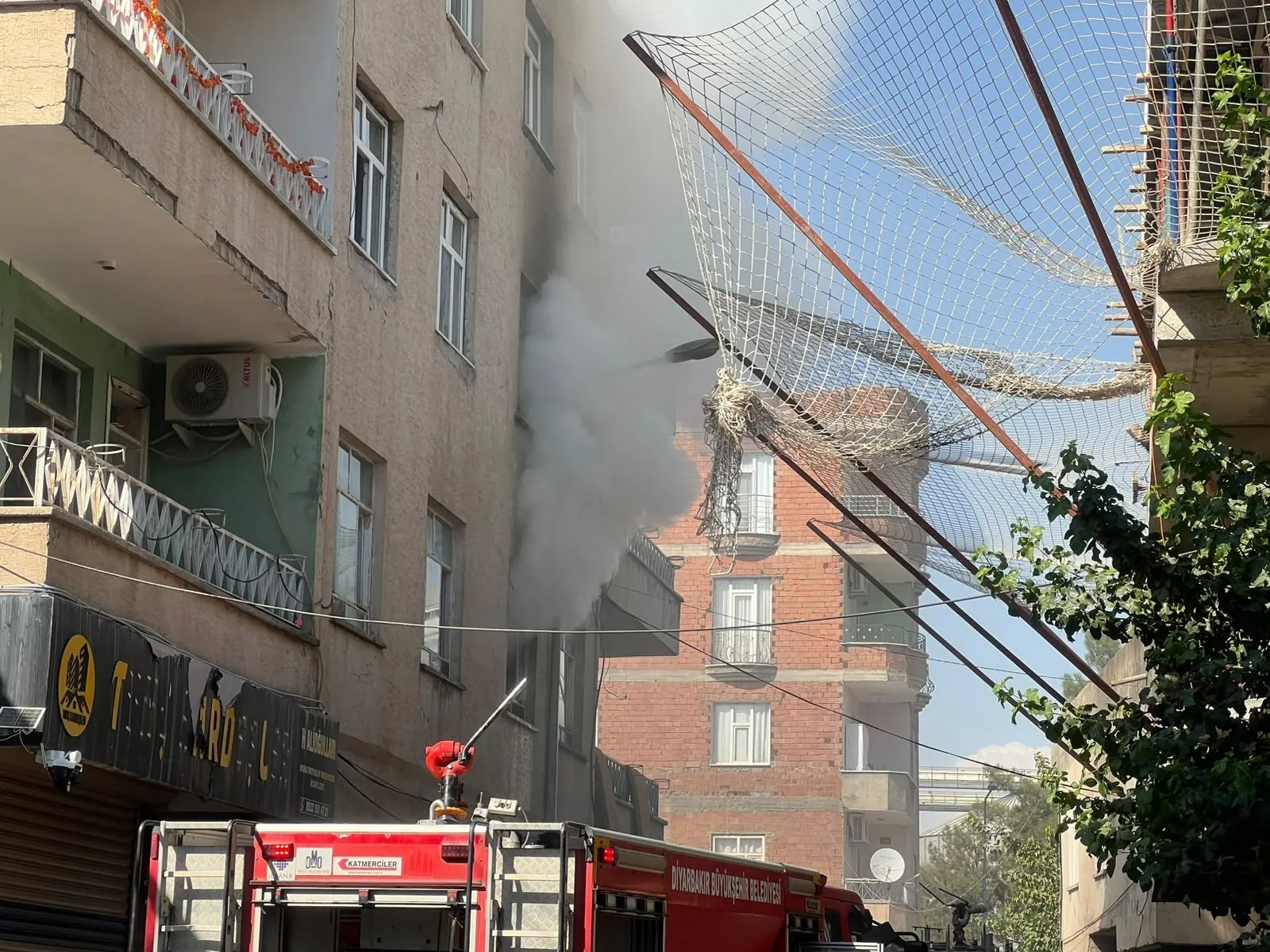 Bismil'de apartman yangını mahsur kalan kadını vatandaşlar kurtardı