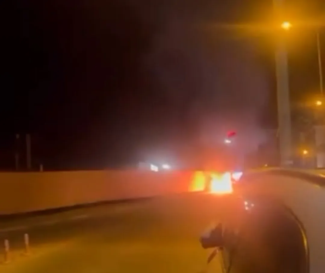 Batman'da park halindeki otomobili ateşe veren şüpheliler kamerada