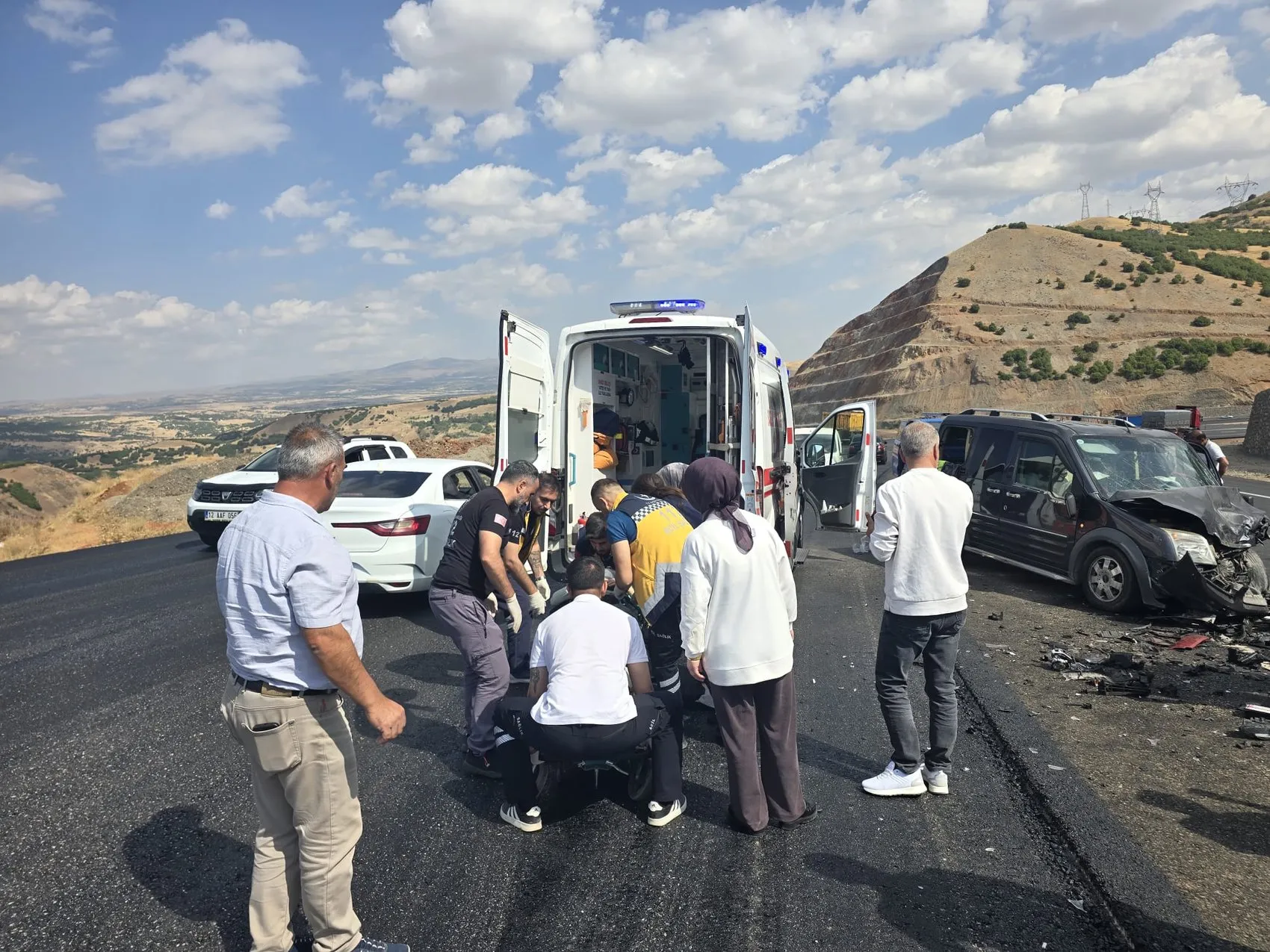 Bingöl kara yolunda iki aracın çarpışması sonucu altı kişi yaralandı