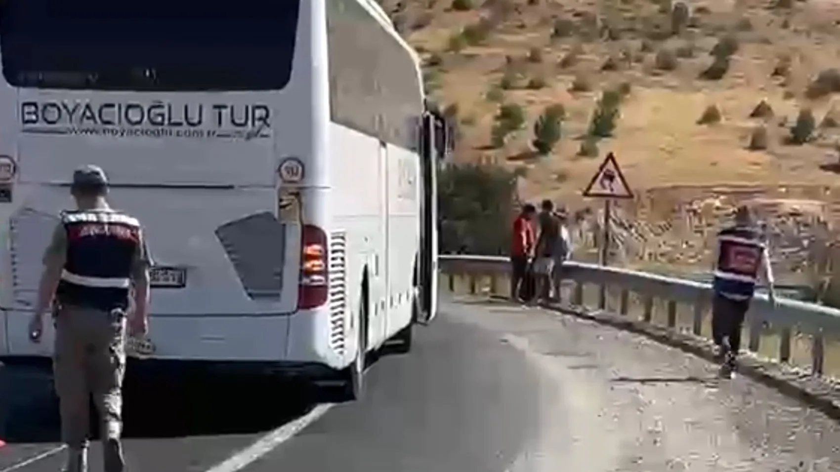 Şanlıurfa Birecik yolunda tur otobüsü ile hafif ticari araç çarpıştı