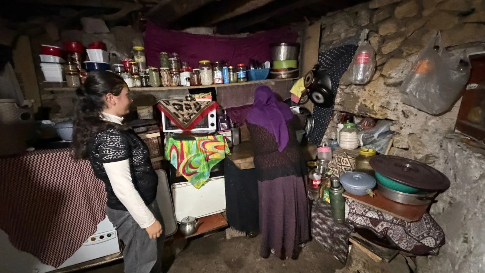 Ağrı'da 9 kişilik aile 80 yıllık harabe evden modern yuvaya taşındı