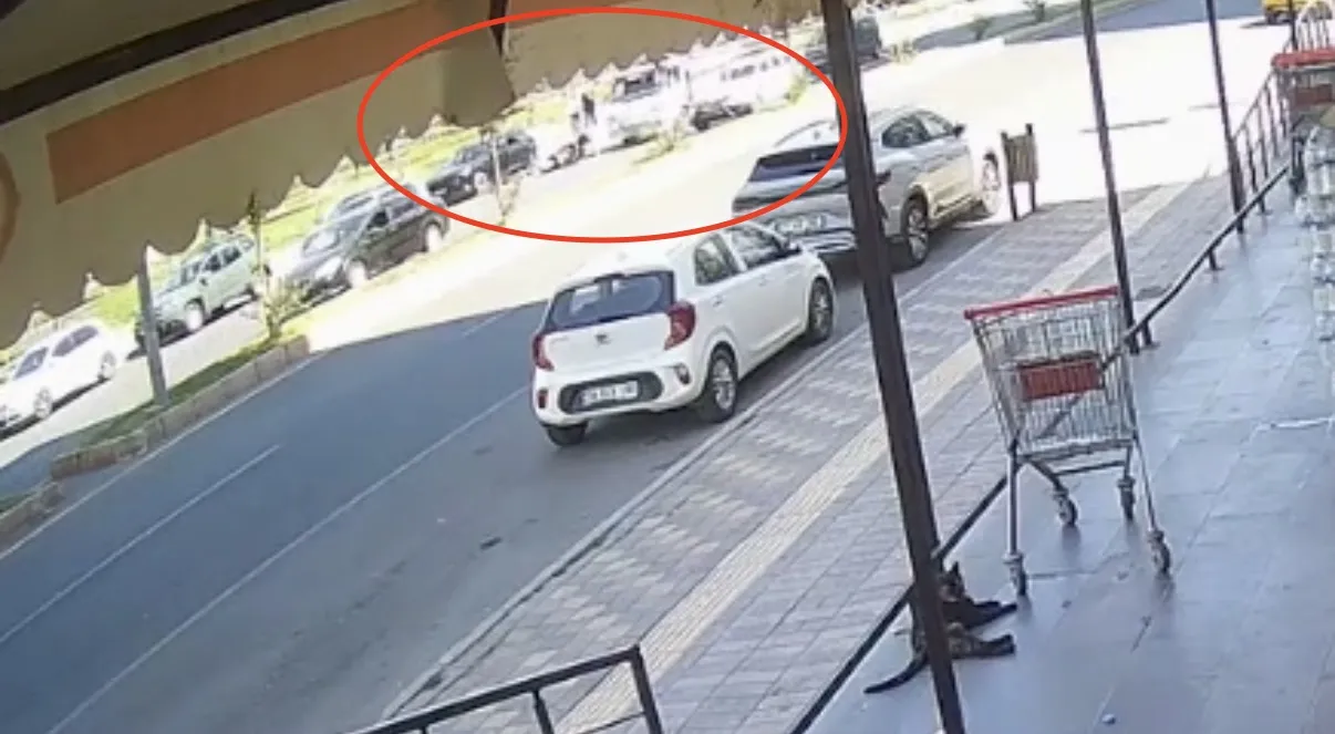 Diyarbakır'da motosiklet sürücüsü açılan kapıya çarpıp kamyonun altında kalarak can verdi