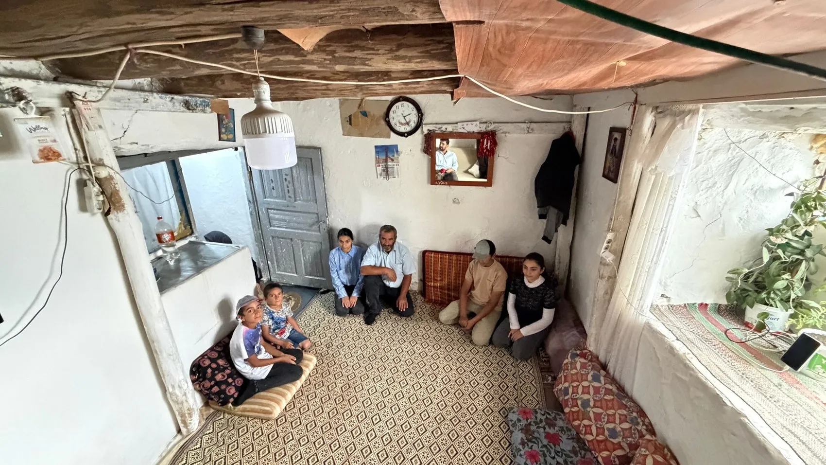 Ağrı'da 9 kişilik aile 80 yıllık harabe evden modern yuvaya taşındı