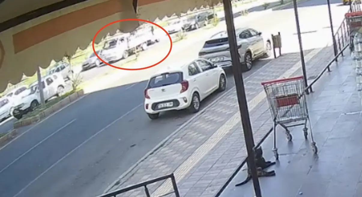 Diyarbakır'da motosiklet sürücüsü açılan kapıya çarpıp kamyonun altında kalarak can verdi