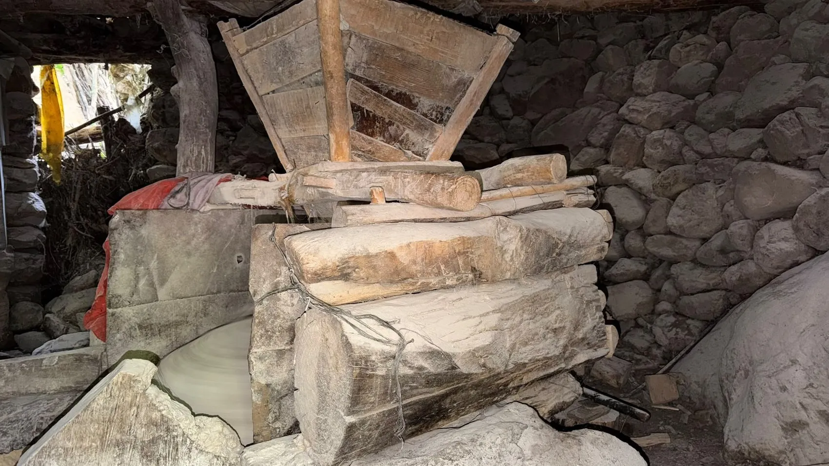 Hakkari'de 150 yıllık su değirmeni dede yadigarı olarak dönmeye devam ediyor