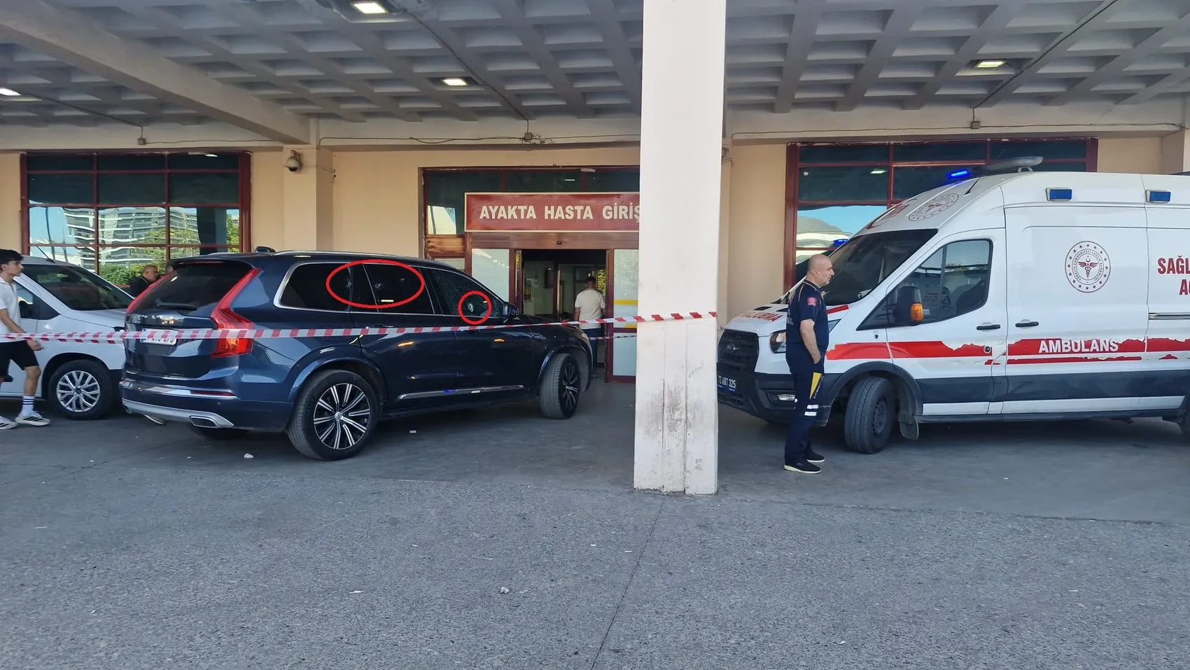 Diyarbakırda kırmızı ışıkta bekleyen araca düzenlenen silahlı saldırı kameraya yansıdı
